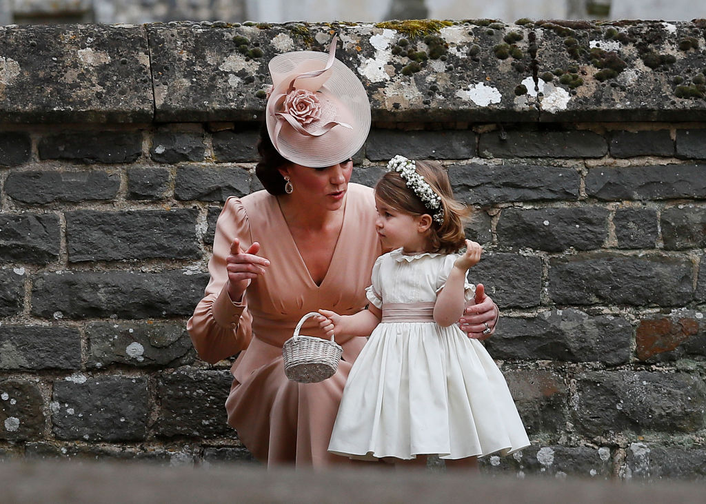 Kate Middleton, fotografiată la nunta Pippei Middleton, în timp ce-i explică ceva fiicei sale