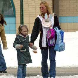 Kim Scott, alături de fiica sa, Hailie, din relația cu Eminem, pe stradă, în 2003