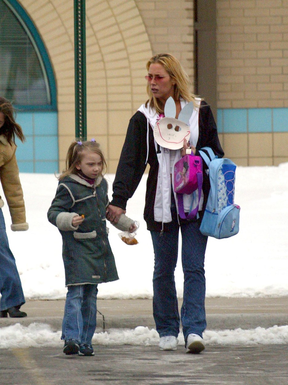 Kim Scott, alături de fiica sa, Hailie, din relația cu Eminem, pe stradă, în 2003