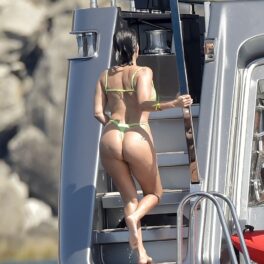 Kourtney Kardashian, într-un costum de baie minuscul, în timp ce urcă pe un iaht