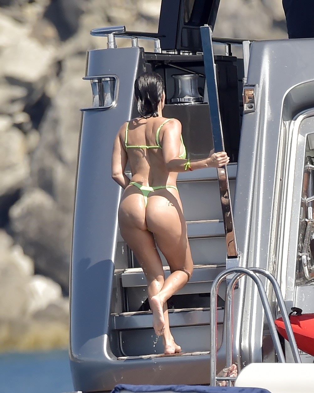 Kourtney Kardashian, într-un costum de baie minuscul, în timp ce urcă pe un iaht