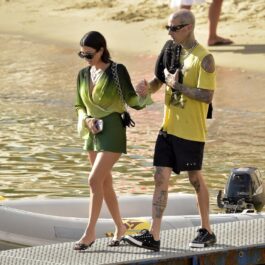 Kourtney Kardashian ș Travis Baker, de mână, în Italia, la plajă