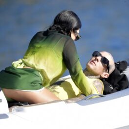 Kourtney Kardashian, fotografiată în timp ce stă peste Travis Baker, pe o barcă în Italia