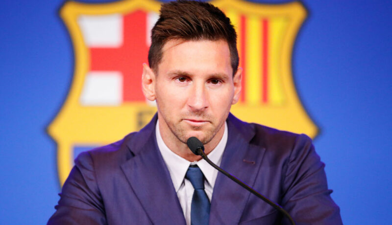 Leo Messi, la conferința de presă de la plecarea de la Barcelona, îmbrăcat în costum