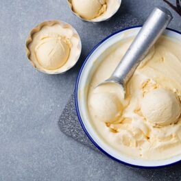 Înghețata cu aromă de vanilie în caserolă metalică, pentru congelare