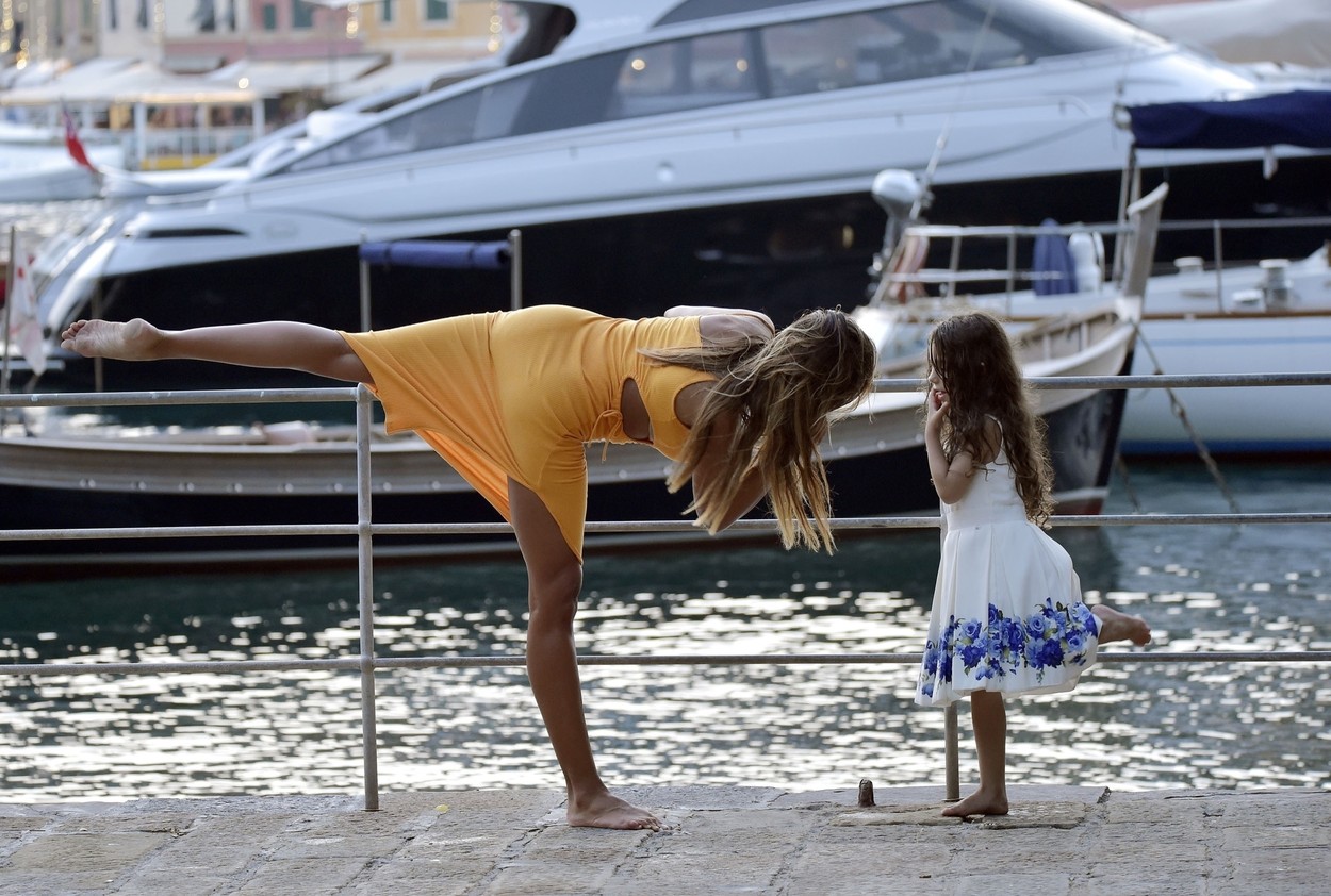 Mădălina Ghenea, fotografiată în timp ce face balet cu fiica sa, Charlotte