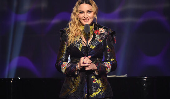 Madonna, într-un costum negru cu detalii florale, pe scena Billboard Women In Music 2016