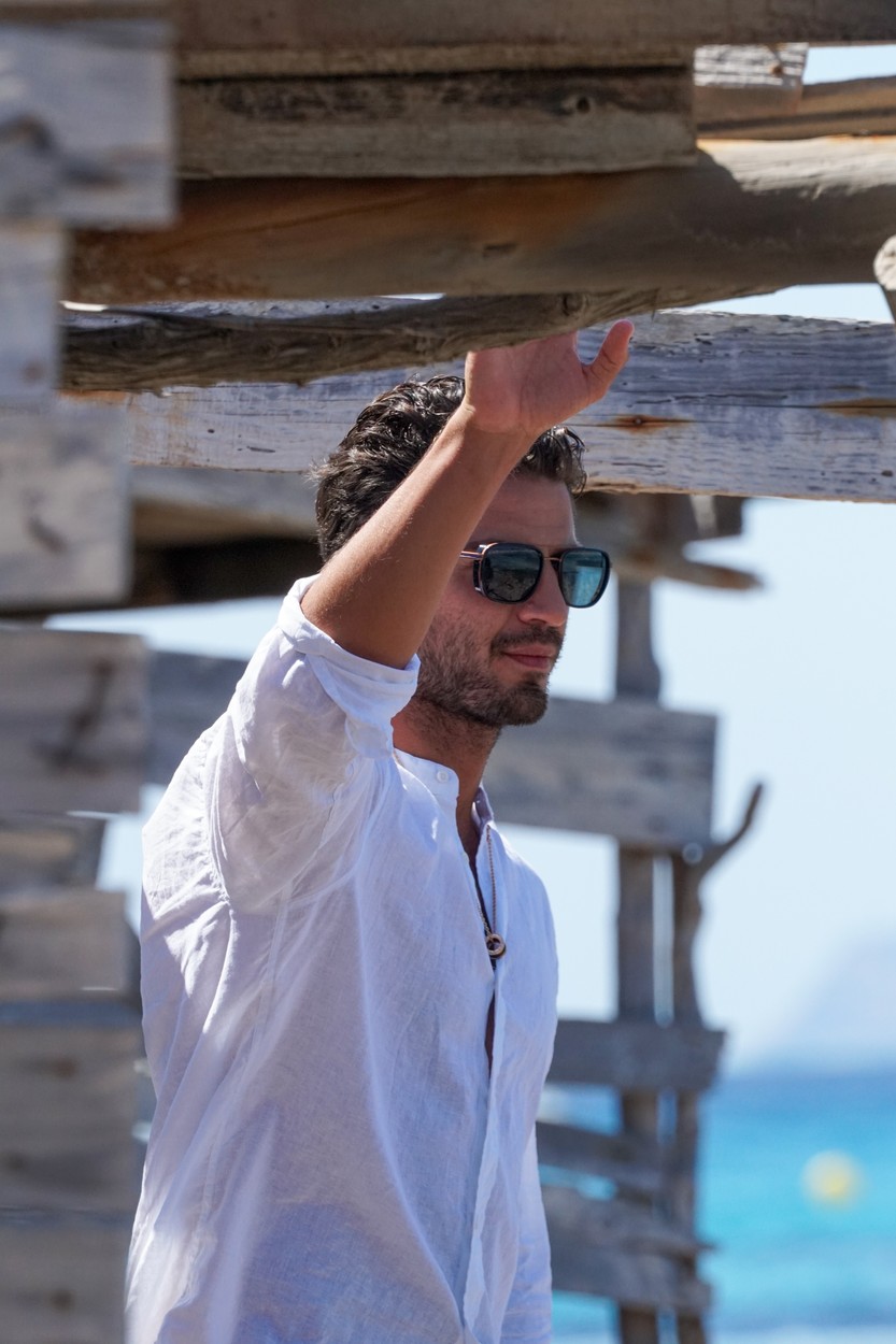 Maxi Iglesias, în timpul unei ședințe foto în Ibiza, într-o cămașă albă