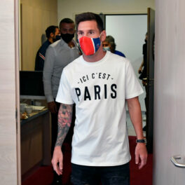Messi, îmbrăcat într-un tricou alb cu inscripția Ici c'est Paris, la controlul medical de la Psg