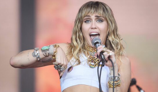 Miley Cyrus, la Glastonbury Festival, pe scenă, în timpul unui concert, în 2019