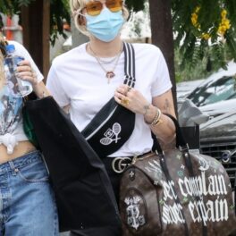 Miley Cyrus, îmbrăcată lejer, cu masca pe față, la cumpărături