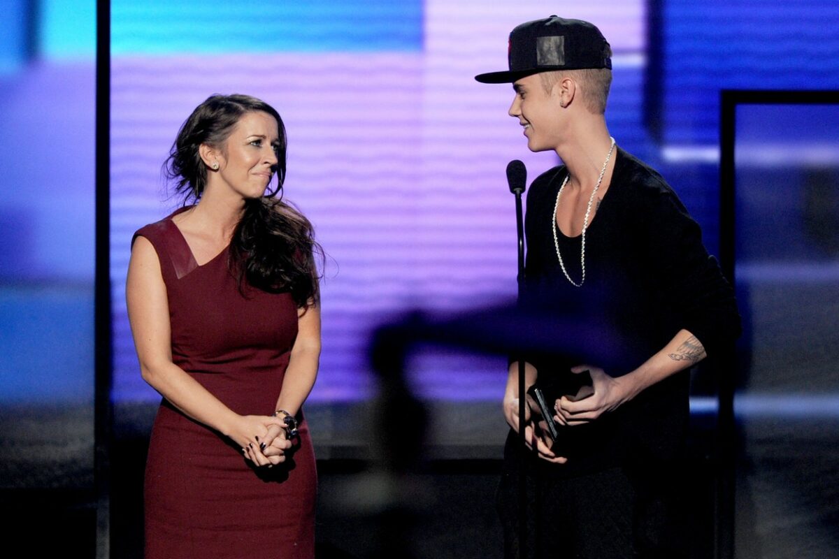 Justin Bieber, în timp ce îi mulțumește mamei sale, pe scenă