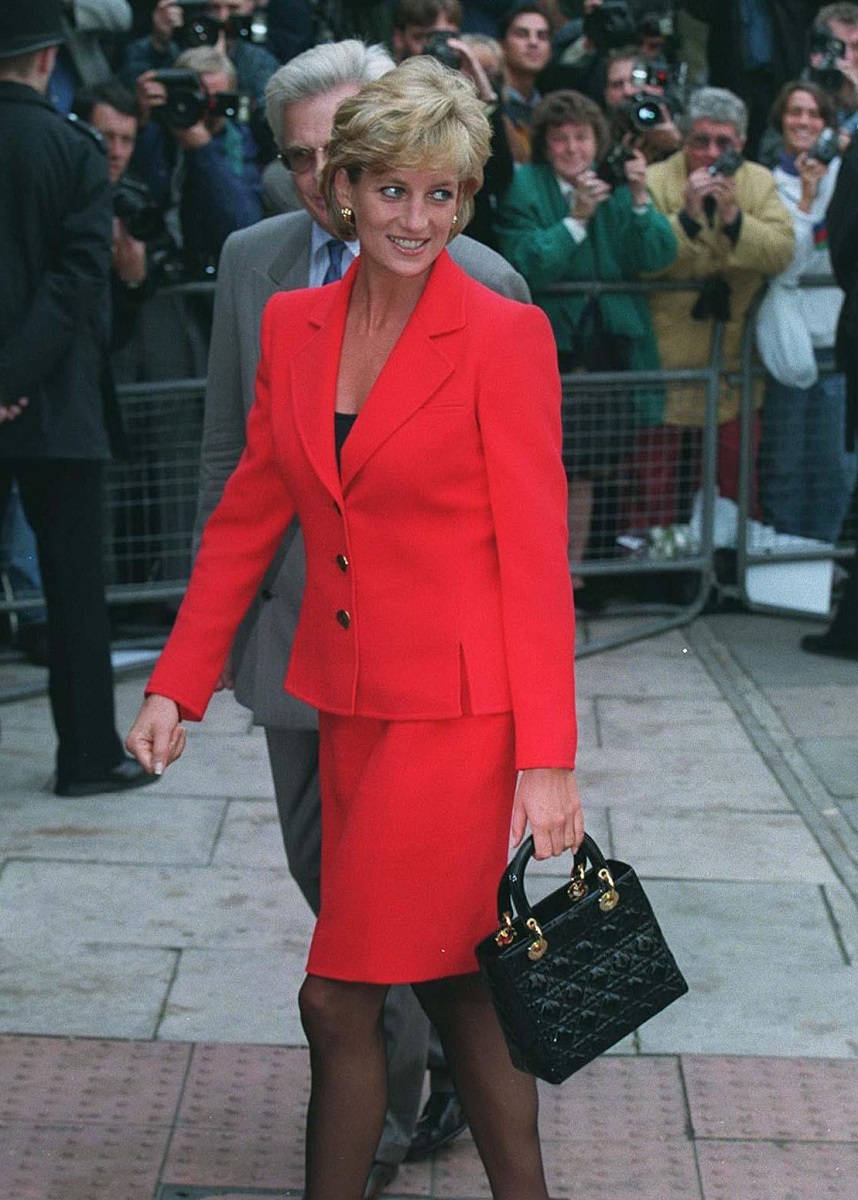 Prințesa Diana la evenimentul Charity Appeal for London Lighthouse, 1996. A purtat un costum roșu, pe care l-a accesorizat cu o geantă neagră