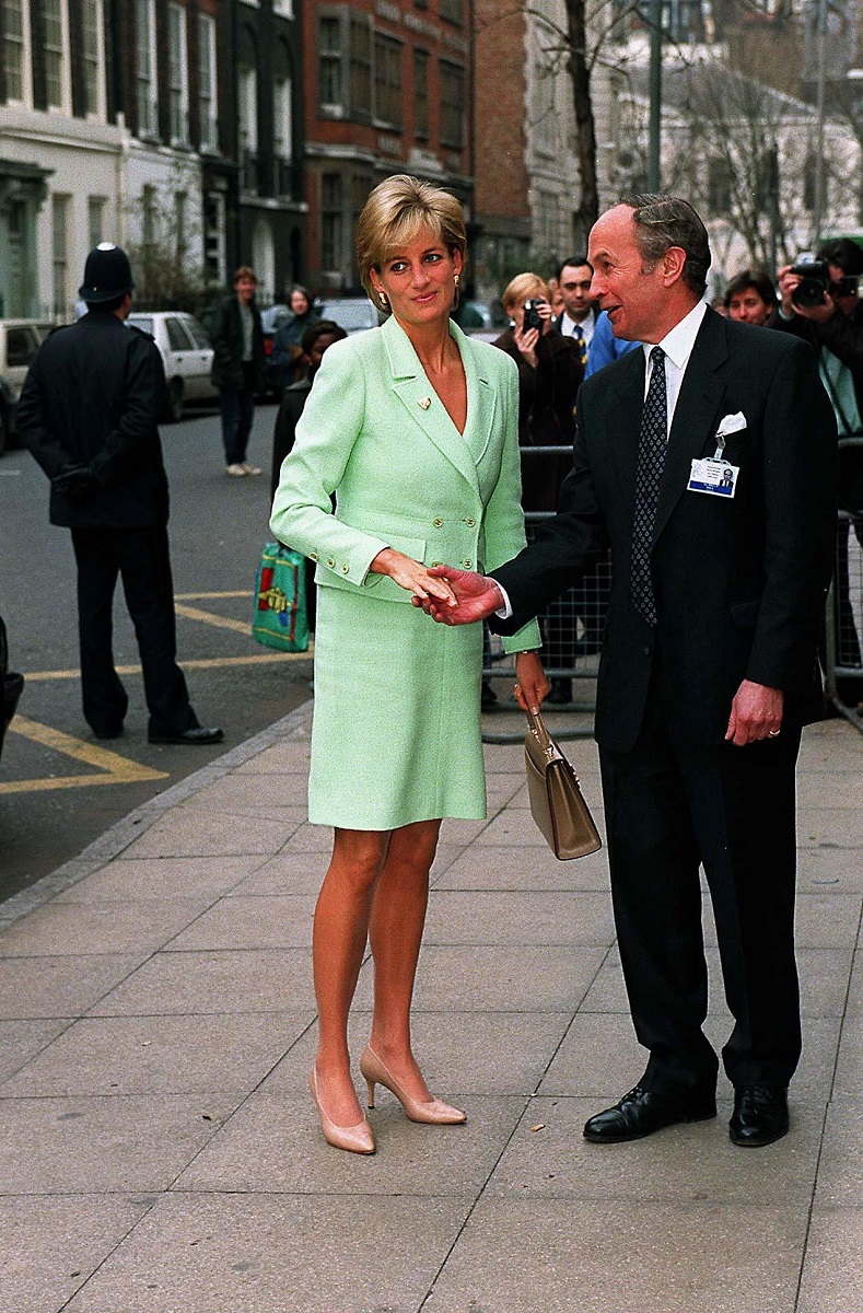Prințesa Diana, într-o vizită la spitalul Ormond, 1997. A purtat un costum verde mentă, accesorizat cu o geantă bej