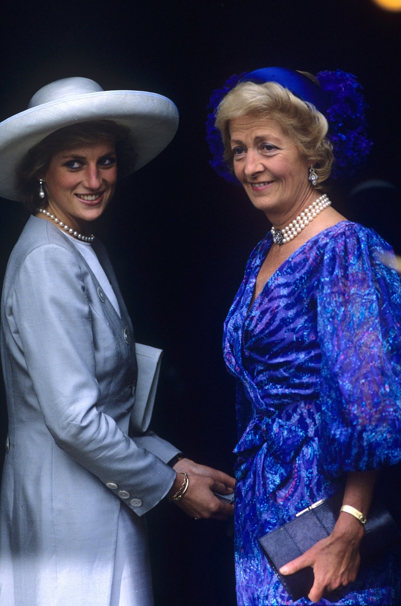 Prințesa Diana la nunta fratelui său, Charles Spencer. A purtat o rochie albă cu o haină gri, cu o pălărie mare în aceleași nuanțe