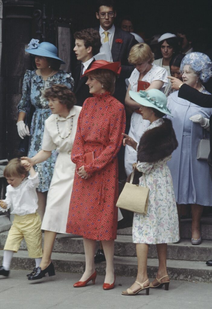 Prințesa Diana a venit la nunta lui Nicholas Soames și a lui Catherine Weatherall îmbrăcată într-o rochie roșie cu buline albastre și albe. Ea a purtat o pălărie roșie, la fel și pantofii și plicul. Fundal cu mulțime, lângă ea e Prințesa Margaret