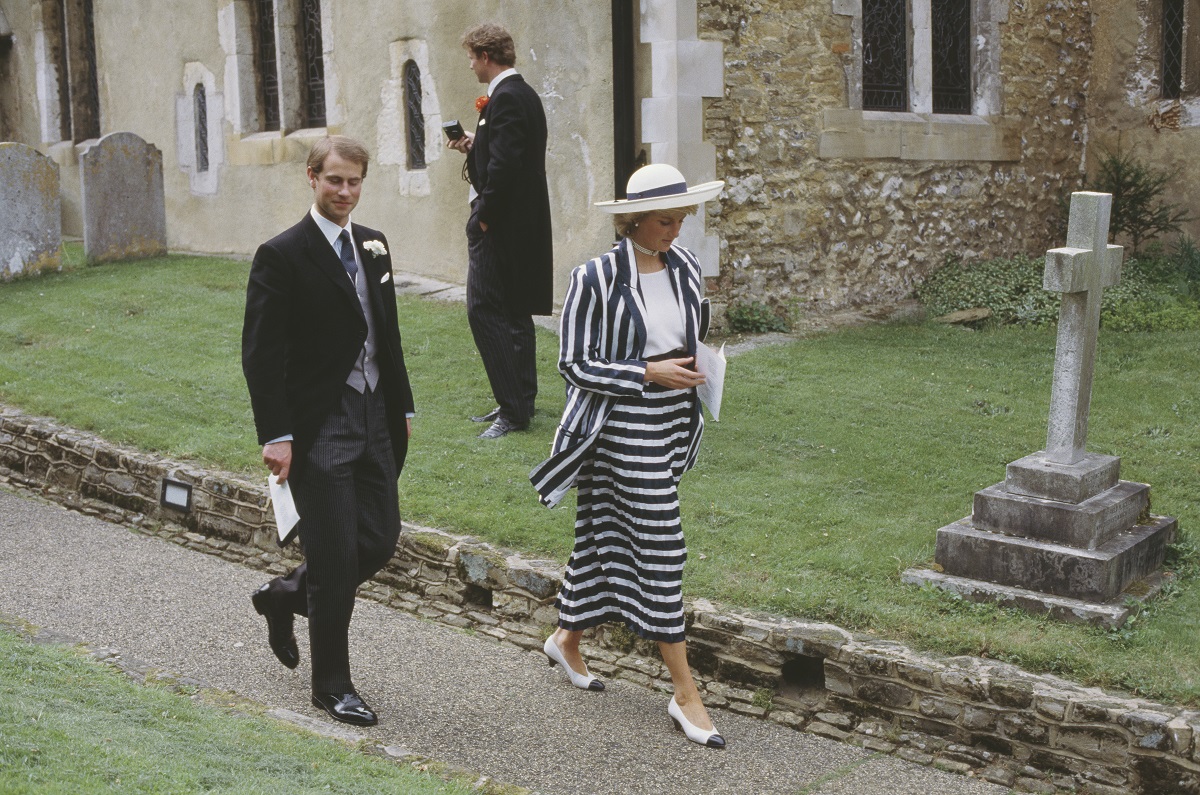 Prințesa Diana și Prințul Edward la nunta lui Sarah Brennan și a lui Hugh Lyndsay. A purtat un costum cu dungi albe și albastre, cu o bluză albă și pălărie cu bor larg în aceeași nuanță. Edward poartă un costum negru. Fundal cu iarbă și o potecă