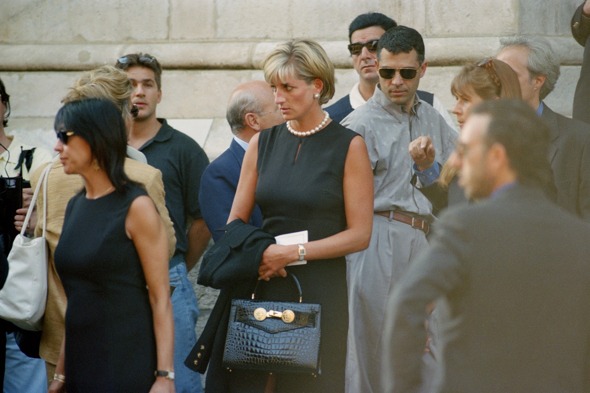Prințesa Diana la înmormântarea Gianni Versace, 1997. Îmbrăcată în negru, cu o geantă neagră și perle la gât.