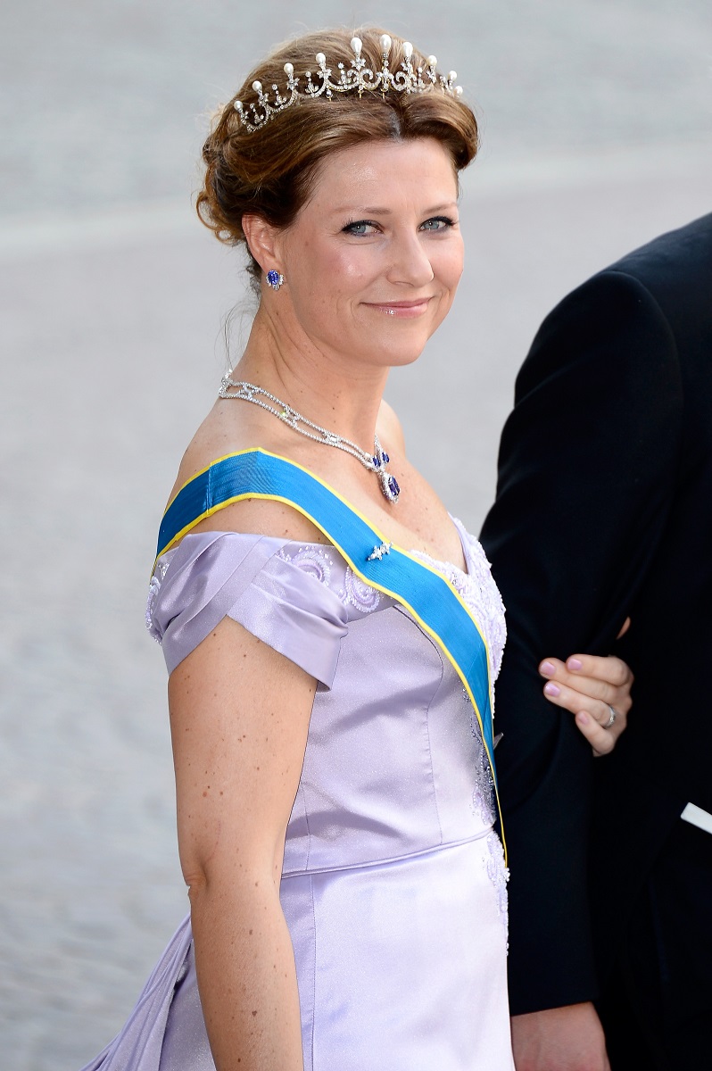 Prințesa Martha Louise a participat la nunta Prințesei Madeleine din Suedia cu Cristopher O'Neill, în anul 2013. A purtat o rochie mov deschis, o coroană cu pietre albastre și diamante, panglică albastră