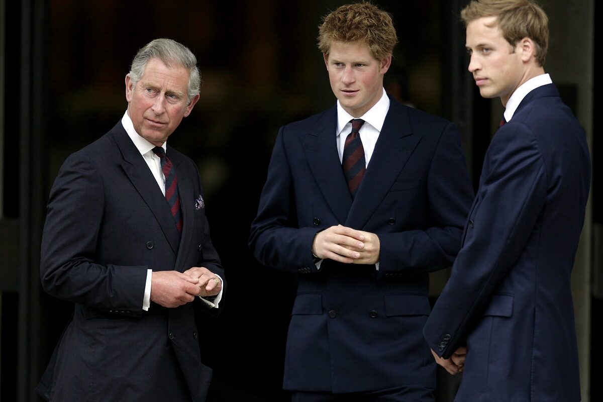 Prințul Charles, prințul William și Prințul Harry la un eveniment organizat în numele Prințesei Diana, în anul 2007. Toți trei poartă costume închise la culoare, cu cămăși albe