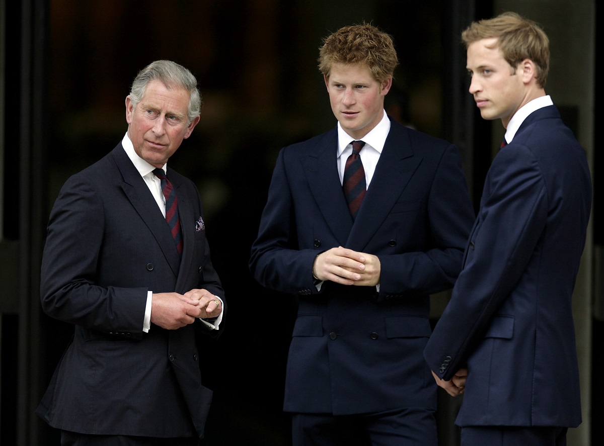 Prințul Charles, prințul William și Prințul Harry la un eveniment organizat în numele Prințesei Diana, în anul 2007. Toți trei poartă costume închise la culoare, cu cămăși albe