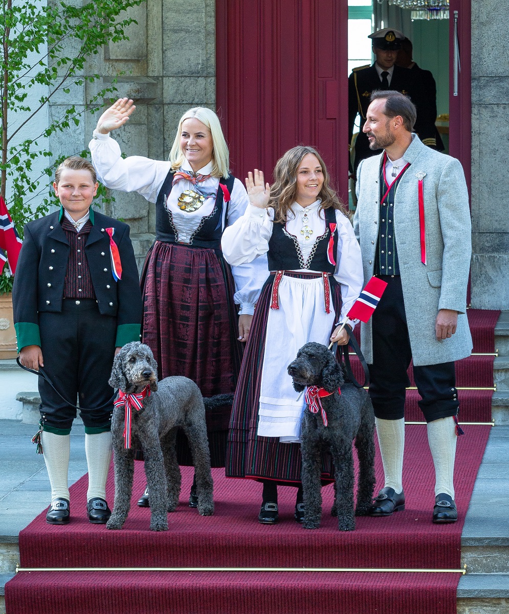 Prințul Haakon alături de familia sa, Mette-Marit, Prințesa Ingrid Alexandra, Prințul Sverre Magnus și câinii familiei, îmbrăcați în port tradițional