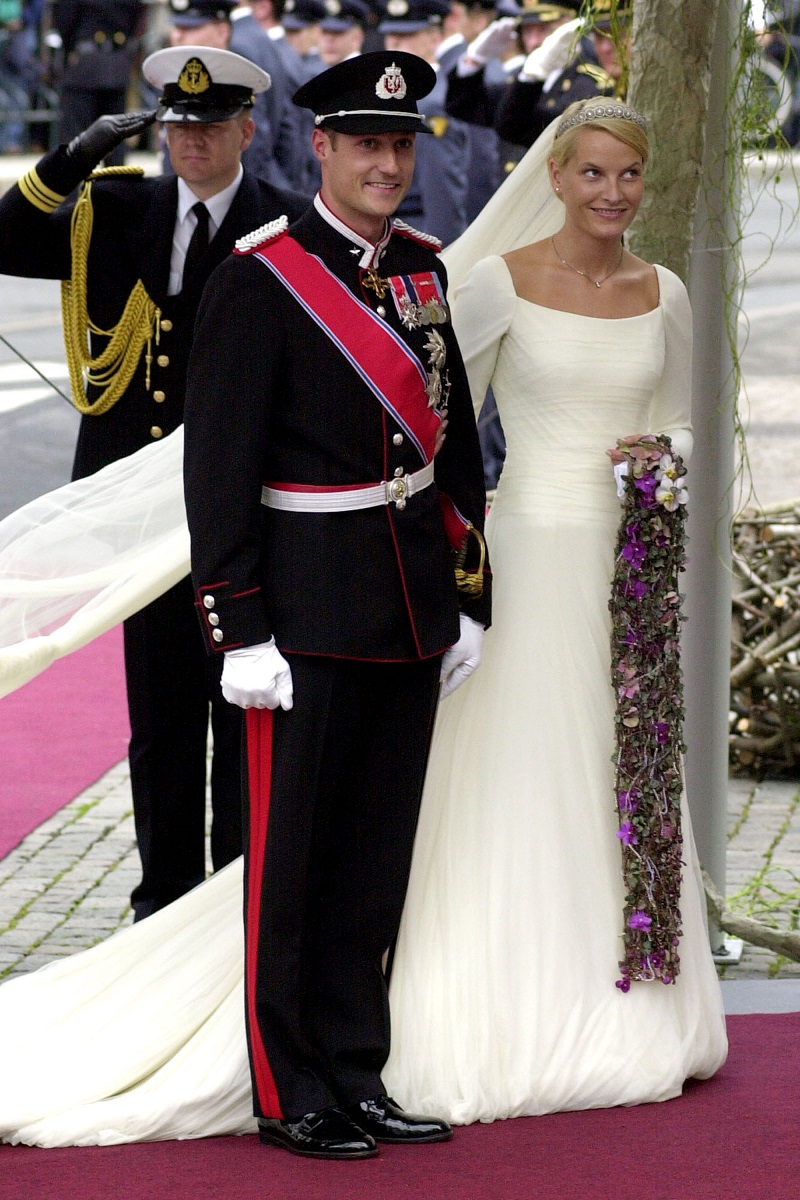 Prințul Haakon și Mette-Marit s-au căsătorit pe 25 august 2001. Ea a purtat o rochie simplă albă, cu văl, el a purtat uniformă neagră, cu accente roșii