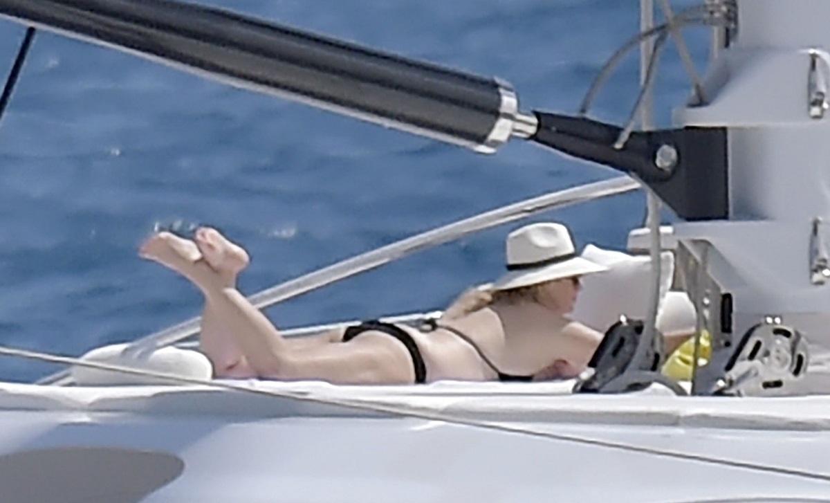 Rebel Wilson a făcut plajă pe un iaht luxos în Portofino, Italia. Ea a purtat un costum de baie negru și o pălărie din paie. Iahtul e alb, pe fundal se vede marea