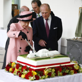 Regina Elisabeta și Prințul Philip la aniversarea a 250 de ani de la deschiderea Grădinilor Botanice Regale, din Londra. Poză realizată în 2009 îi include pe Elisabeta, îmbrăcată în roz, și pe Philip, îmbrăcat într-un costum negru