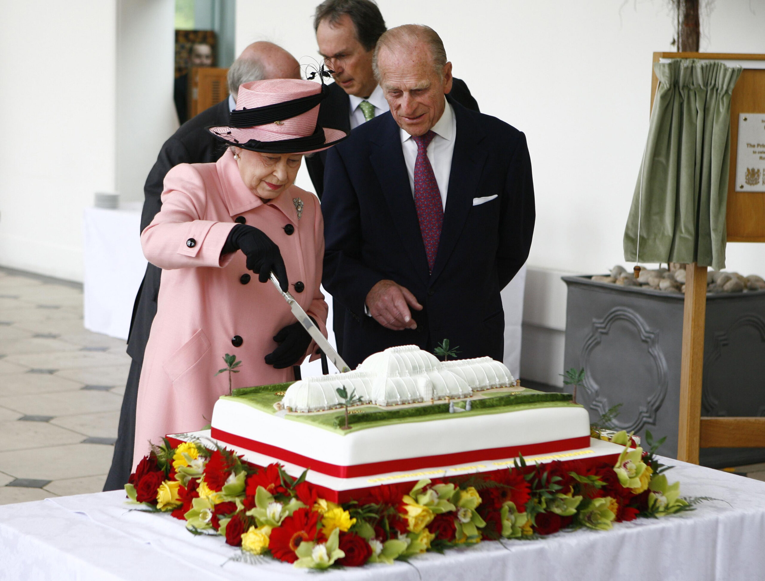 Regina Elisabeta și Prințul Philip la aniversarea a 250 de ani de la deschiderea Grădinilor Botanice Regale, din Londra. Poză realizată în 2009 îi include pe Elisabeta, îmbrăcată în roz, și pe Philip, îmbrăcat într-un costum negru
