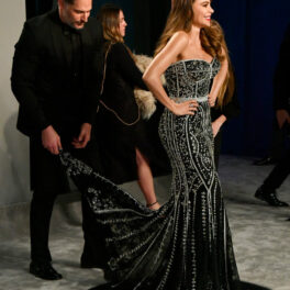 Joe Manganiello, în timp ce îi ține rochia soției, la Vanity Fair Oscar Party, în 2020