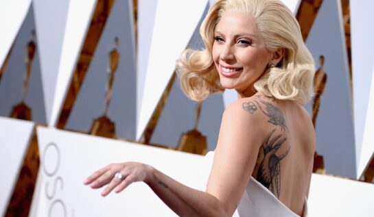Lady Gaga a apărut la cea de-a 88-a ediție a Premiilor Oscar într-o rochie albă, fără mâneci, ce i-a pus în evidență tatuajele. Ea a purtat părul blond în bucle ușoare, cu fundal cu alb și gri