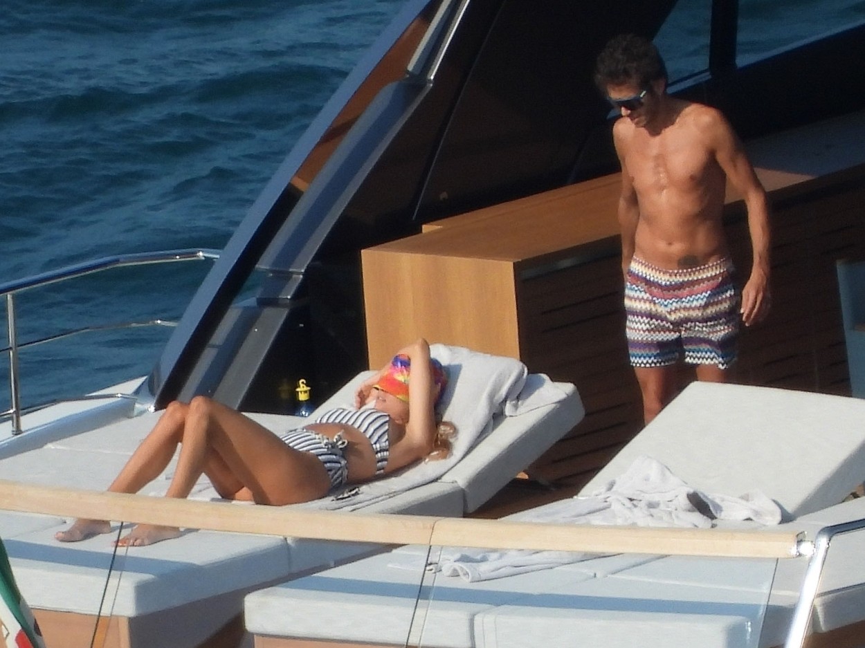 Valentino Rossi, fotografiat pe un iaht, în timp ce o privește pe iubita sa gravidă