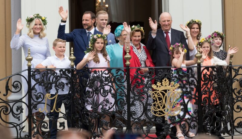 Familia Regală din Norvegia la Royal Silver Jubilee, în 2016. Toți se află pe balcon și fac cu mâna la public. Fetele au coroane de flori și sunt îmbrăcate în alb, în mare parte
