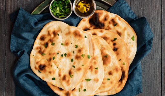 5 porții de pâine indiana Naan preparată la tigaie, alături de 2 boluri cu ingrediente pentru servit