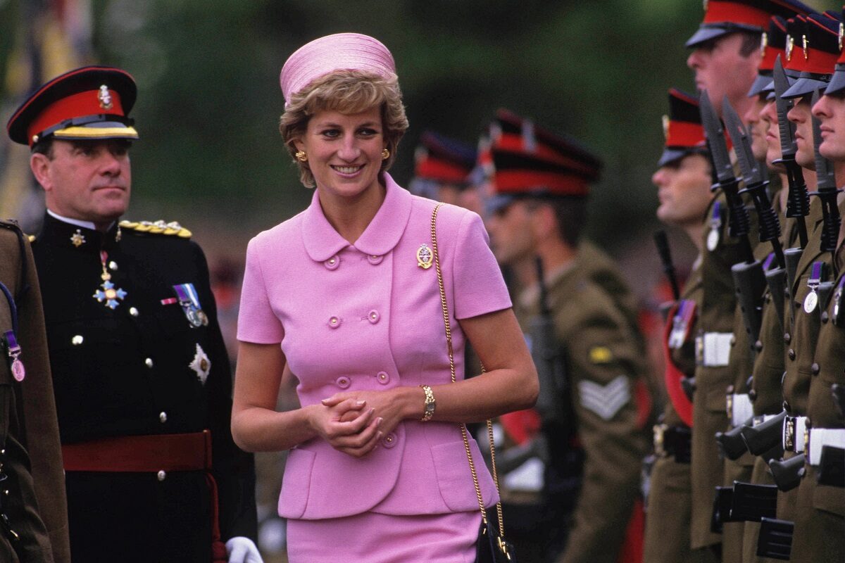 Prințesa Diana îmbrăcată într-un costum roz, în mijlocul unui batalion