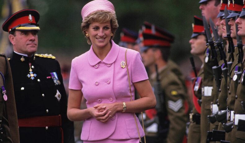 Prințesa Diana îmbrăcată într-un costum roz, în mijlocul unui batalion