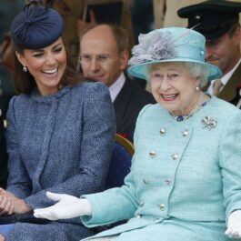 Regina Elisabeta și Kate Middleton, Ducesa de Cambridge, în 2012, în Nottingham. Regina poartă un costum albastru deschis, Kate un costum albastru închis