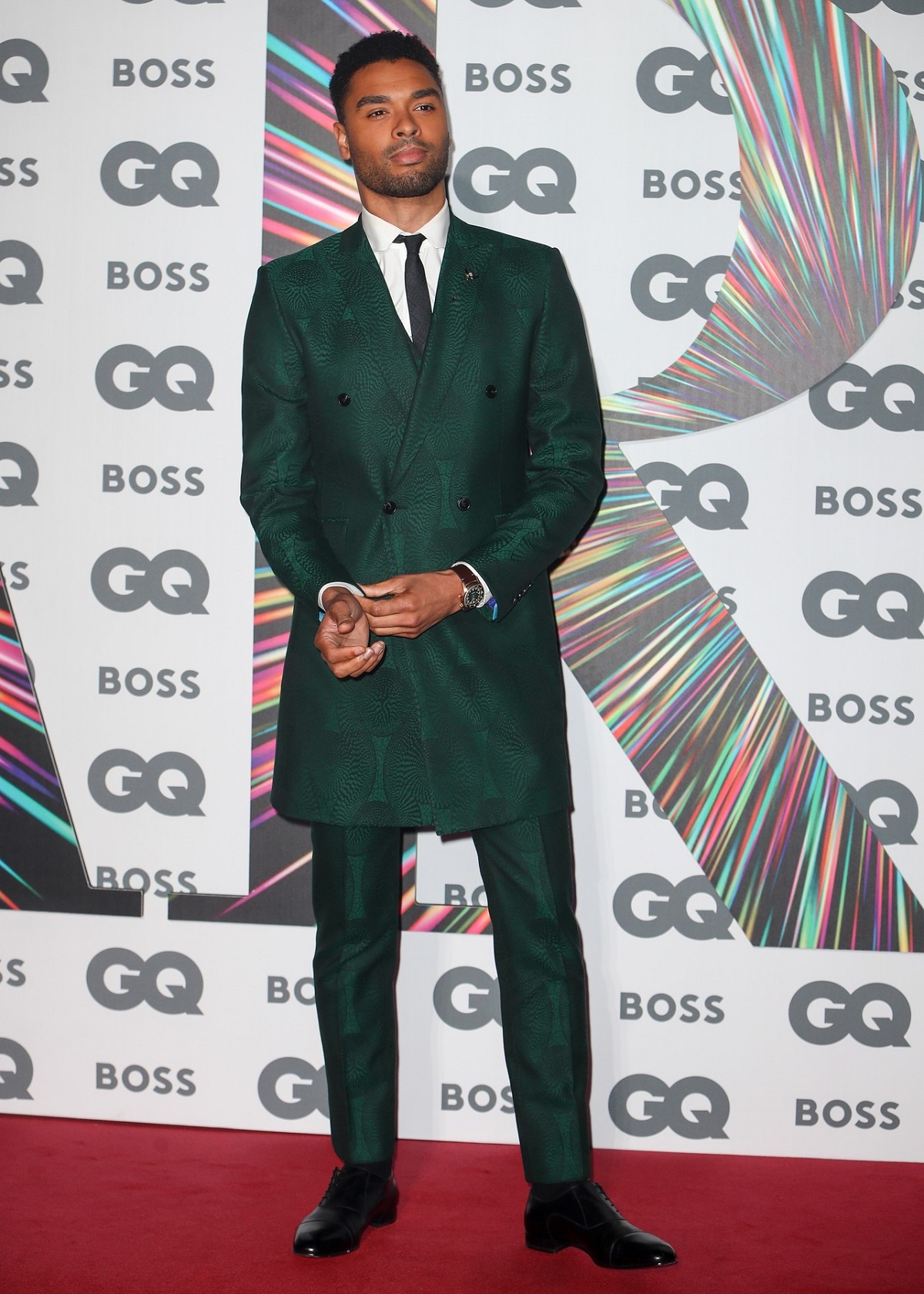 Regé-Jean Page într-un costum verde smarald în timp ce pozează pe covorul roșu la British GQ Men of the Year Awards 2021