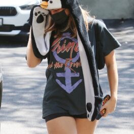 Addison Rae în Los Angeles purtând o pălărie cu pinguin și un tricou negru în timp ce se asunde de camere