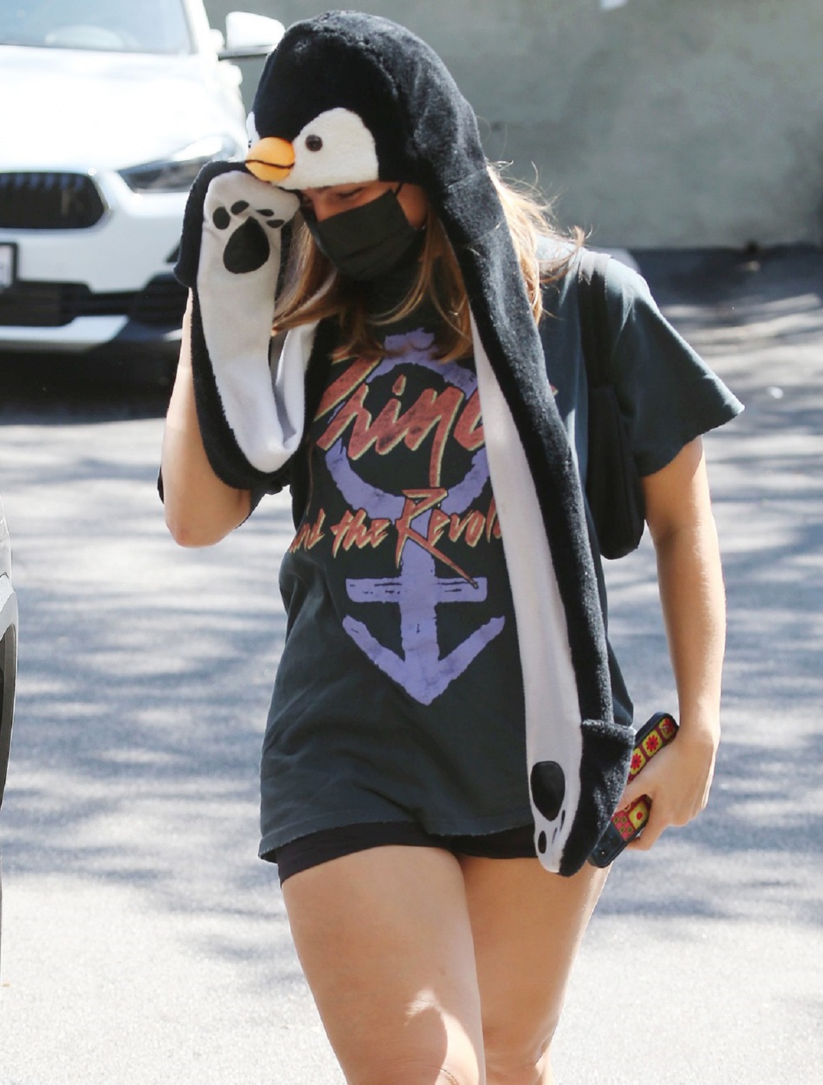 Addison Rae în Los Angeles purtând o pălărie cu pinguin și un tricou negru în timp ce se asunde de camere