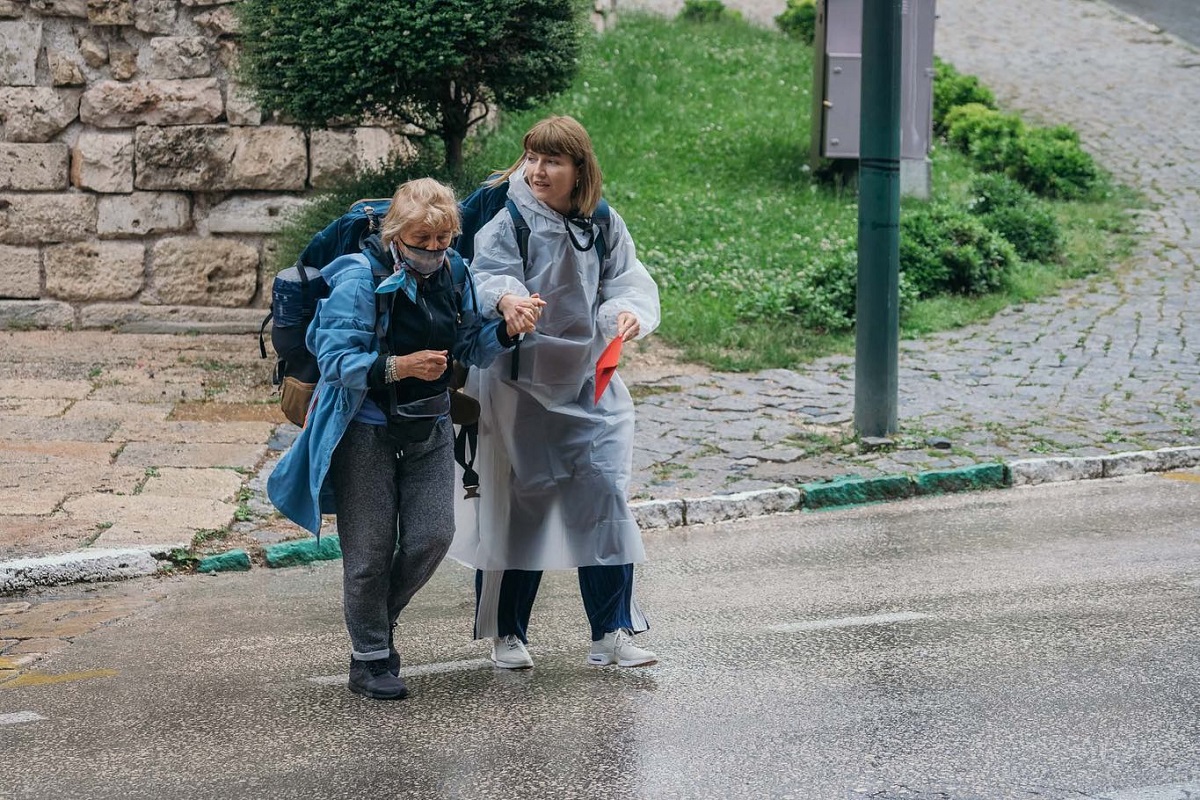 Anca Ungureanu în pelerină de ploaie și fiica sa, Alexandra Ungureanu, fiind femeile puternice care participă la Asia Express