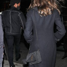 Angelina Jolie cu spatele purtând un palton negru după ce a luat cina cu The Weekend