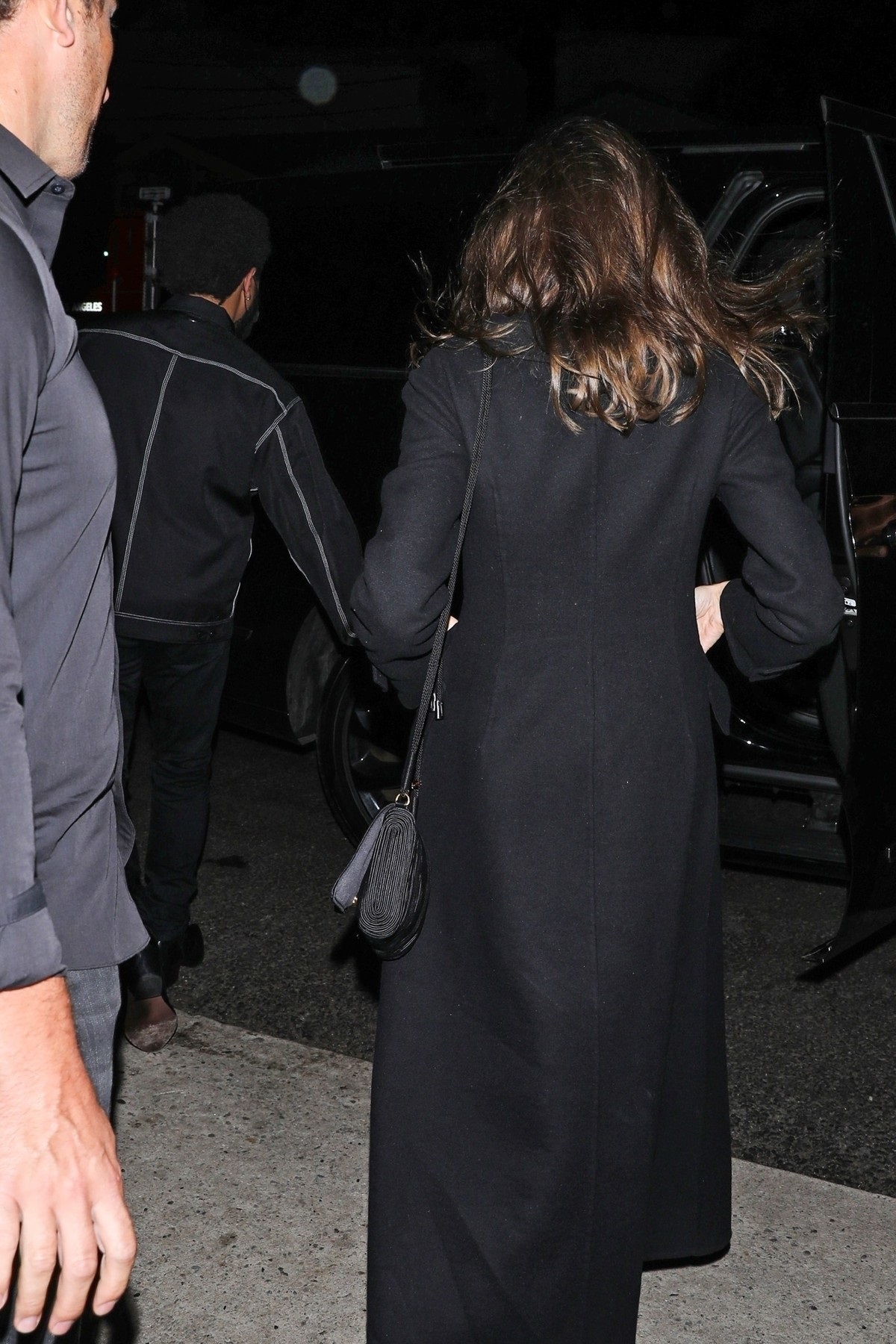 Angelina Jolie și The Weekend plecând împreună de la un restaurant italienesc
