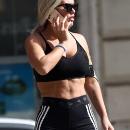 Bianca Gascoigne și-a expus abdomenul într-o costumație sport, cu o bustieră neagră și o pereche de panaloni scurți negri pe străzile din Roma