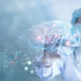 Un medic în halat alb cu mască de protecție care ține în mână o hologramă a creierului pe care este scris boala Alzheimer