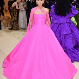 Carey Mulligan a strălucit la Met Gala 2021 într-o rochie roz care a fost creată în 430 de ore