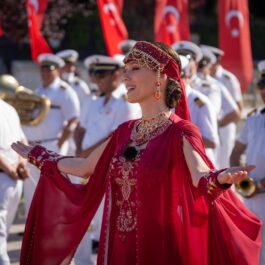 Irina Fodor, prezentatoarea emisiunii Asia Express: Drumul Împăraților în timp ce poartă un costum tradițional Turcesc