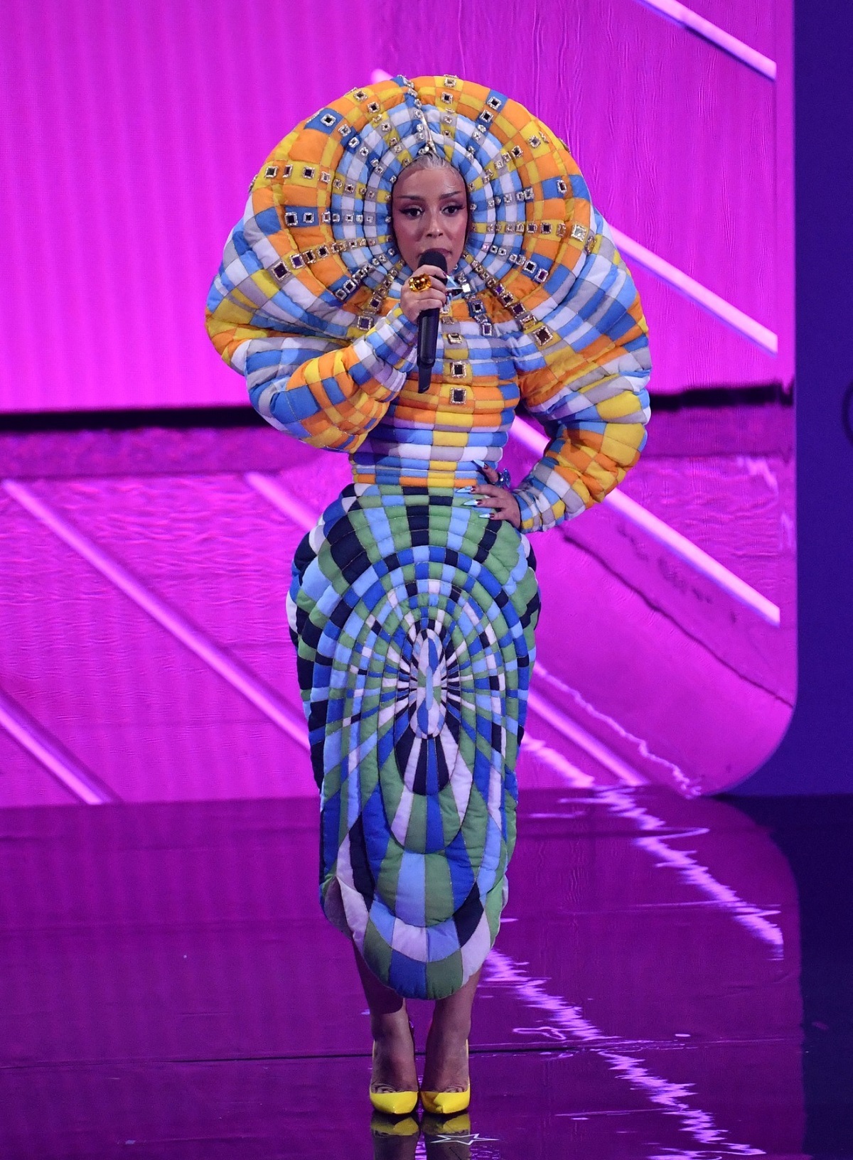 Doja Cat pe scenă purtând un costum extravagant în culori de albastru, galben și verde la MTV VMA 2021