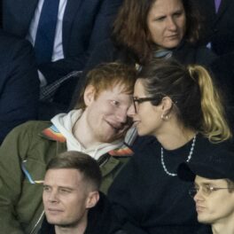 Ed Sheeran și Cherry Seaborn în timp ce stau îmbrățișați la un meci de fotbal UEFA Champions League